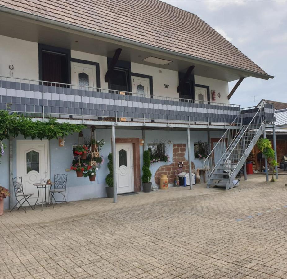 Gaestehaus Viktoriya Nur Wenige Minuten Zum Europa-Park Rust Exteriör bild